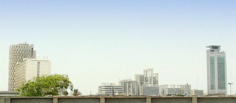 کراچی کی آئی آئی چندریگر روڈ پر مالیاتی اداروں کی عمارتیں