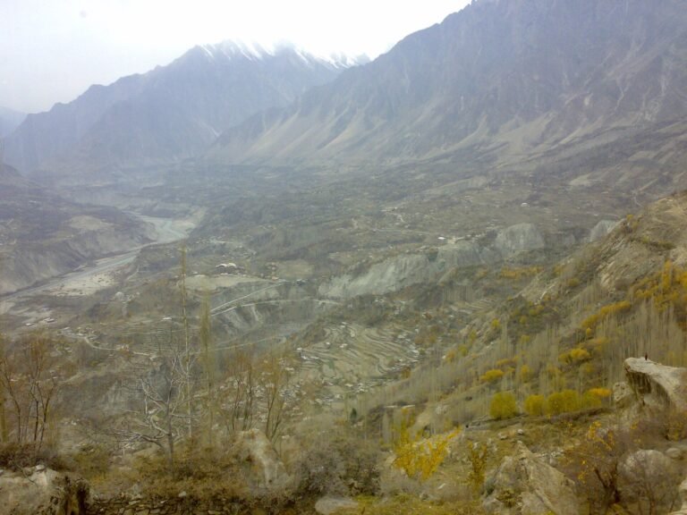 گلگت بلتستان میں وادی ہنزہ کا قصبہ کریم آباد