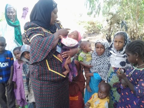 بچے کو پولیو ویکسین کے قطرے پلائے جا رہے ہیں، علامتی تصویر