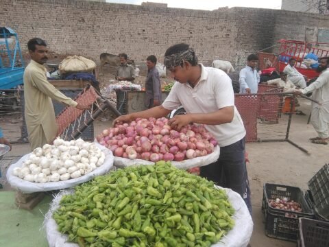 اتوار بازار میں سبزیوں کا ایک اسٹال، علامتی تصویر