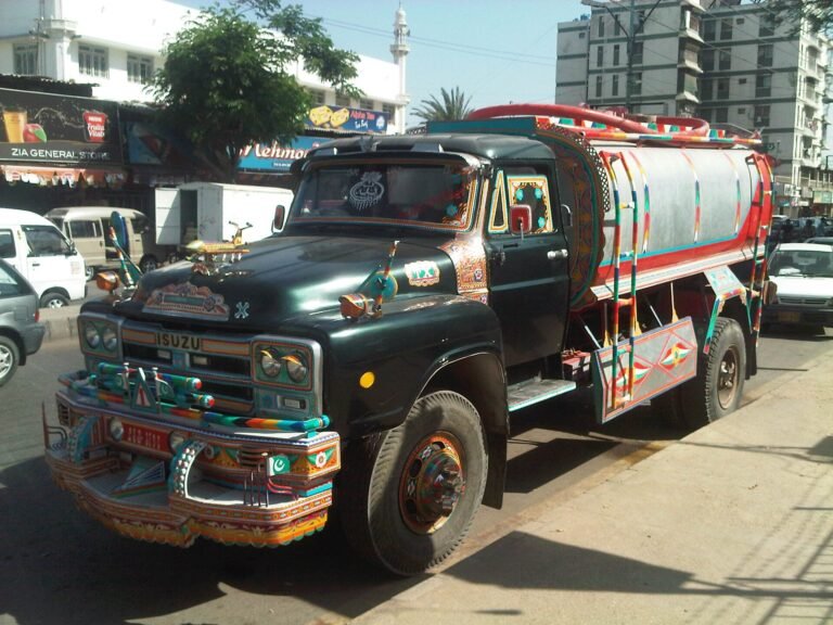 کراچی میں پانی کا ایک ٹینکر، علامتی تصویر