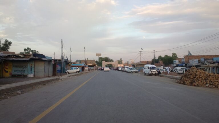 ضلع خیبر میں جمرود روڈ پر باب خیبر کی فائل تصویر (علامتی؛ باڑہ احتجاج کی تصویر نہیں)