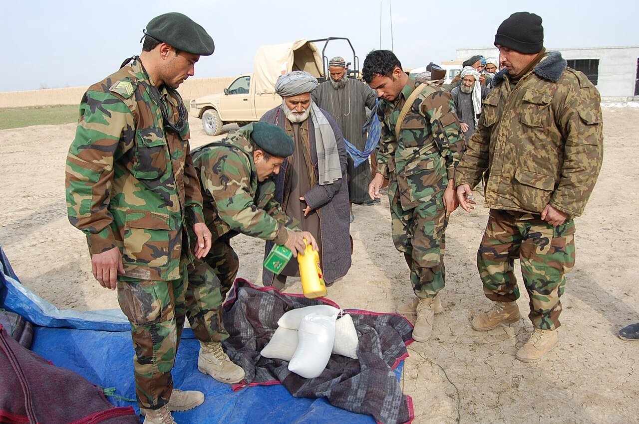 شمالی افغانستان کے ایک گاؤں میں آٹا اور چاول جیسی بنیادی خوراک کی تقسیم کی پرانی تصویر (فائل/علامتی)