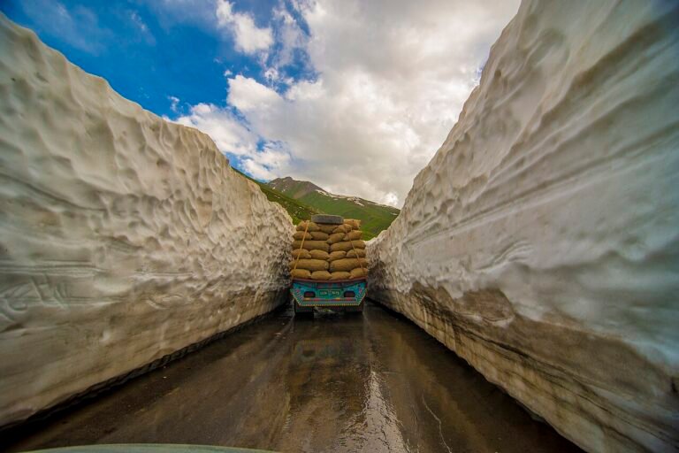 بابوسر ٹاپ پر جمی برف (فائل تصویر)