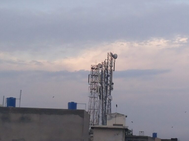 گجرات کے علاقے جلالپور جٹاں میں موبائل فون ٹاور (فائل/علامتی تصویر)