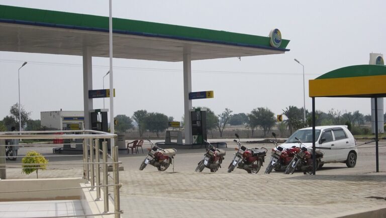 ایک پیٹرول پمپ کا منظر (فائل/علامتی تصویر)