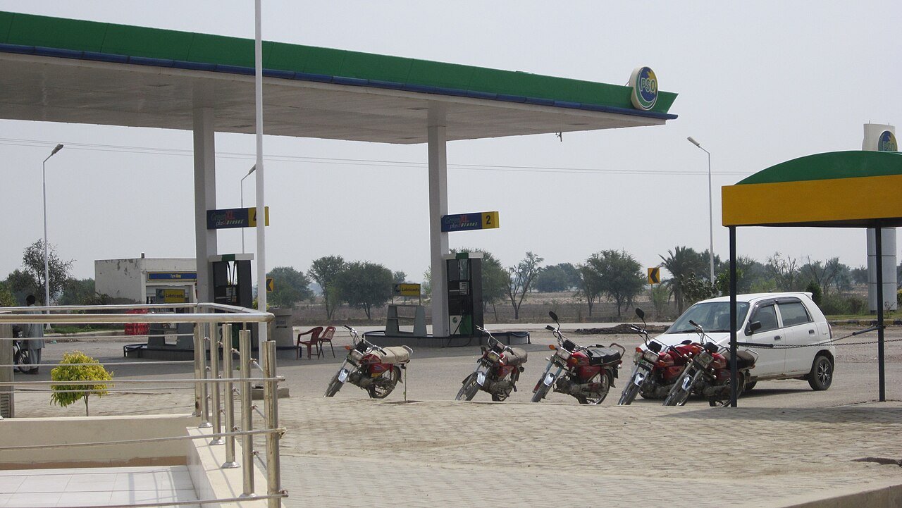 ایک پیٹرول پمپ کا منظر (فائل/علامتی تصویر)