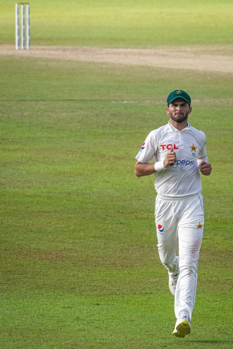 کپتان شاہین شاہ آفریدی سری لنکا کے خلاف ایک سابقہ ٹیسٹ میچ کے دوران (فائل تصویر، کولمبو 2023)