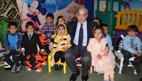 شہباز شریف ایک اسکول کے دورے کے دوران طلبہ کے ساتھ (فائل تصویر 2017)