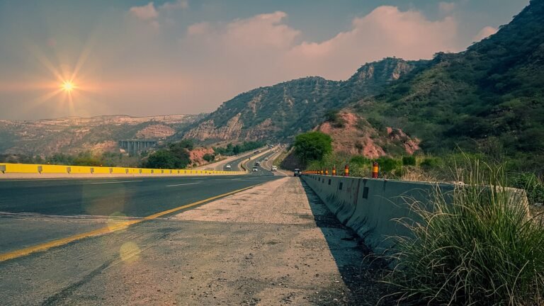 ایم ٹو موٹروے کا ایک منظر، جس سے راولپنڈی رنگ روڈ منسلک ہے (فائل تصویر)
