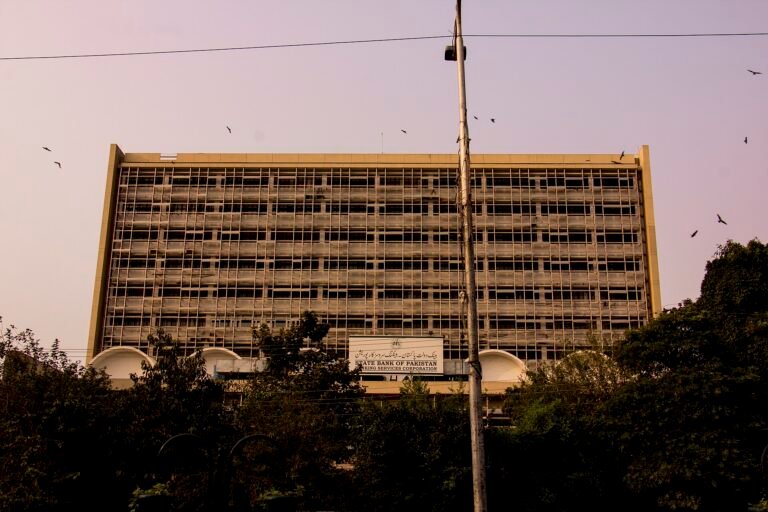 کراچی میں اسٹیٹ بینک آف پاکستان کی عمارت (فائل تصویر)