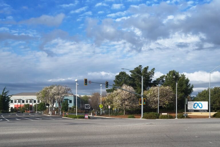 کیلیفورنیا کے شہر مینلو پارک میں میٹا کے ہیڈکوارٹر کا داخلی دروازہ (فائل فوٹو)