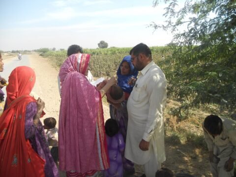 پاکستان میں بچوں کو پولیو سے بچاؤ کے قطرے پلائے جانے کا ایک منظر (فائل فوٹو)