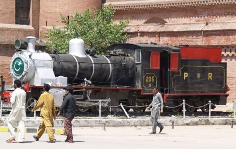 لاہور جنکشن ریلوے اسٹیشن پر کھڑا ٹرین انجن (فائل فوٹو؛ یہ تصویر حالیہ واقعے کی نہیں)