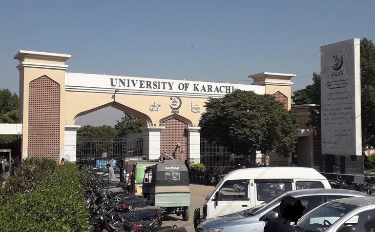 جامعہ کراچی کے سلور جبلی گیٹ کی فائل تصویر