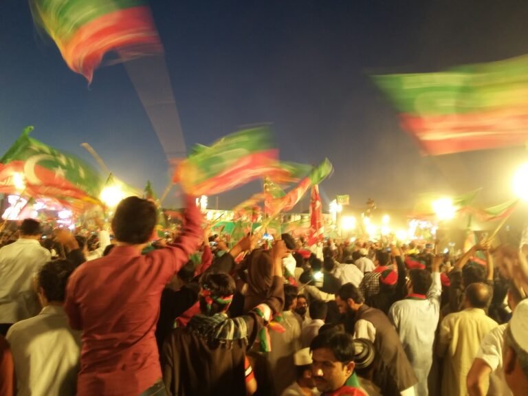 پاکستان تحریکِ انصاف کے ایک سیاسی جلسے کی فائل تصویر (حالیہ مارچ کی تصویر نہیں)