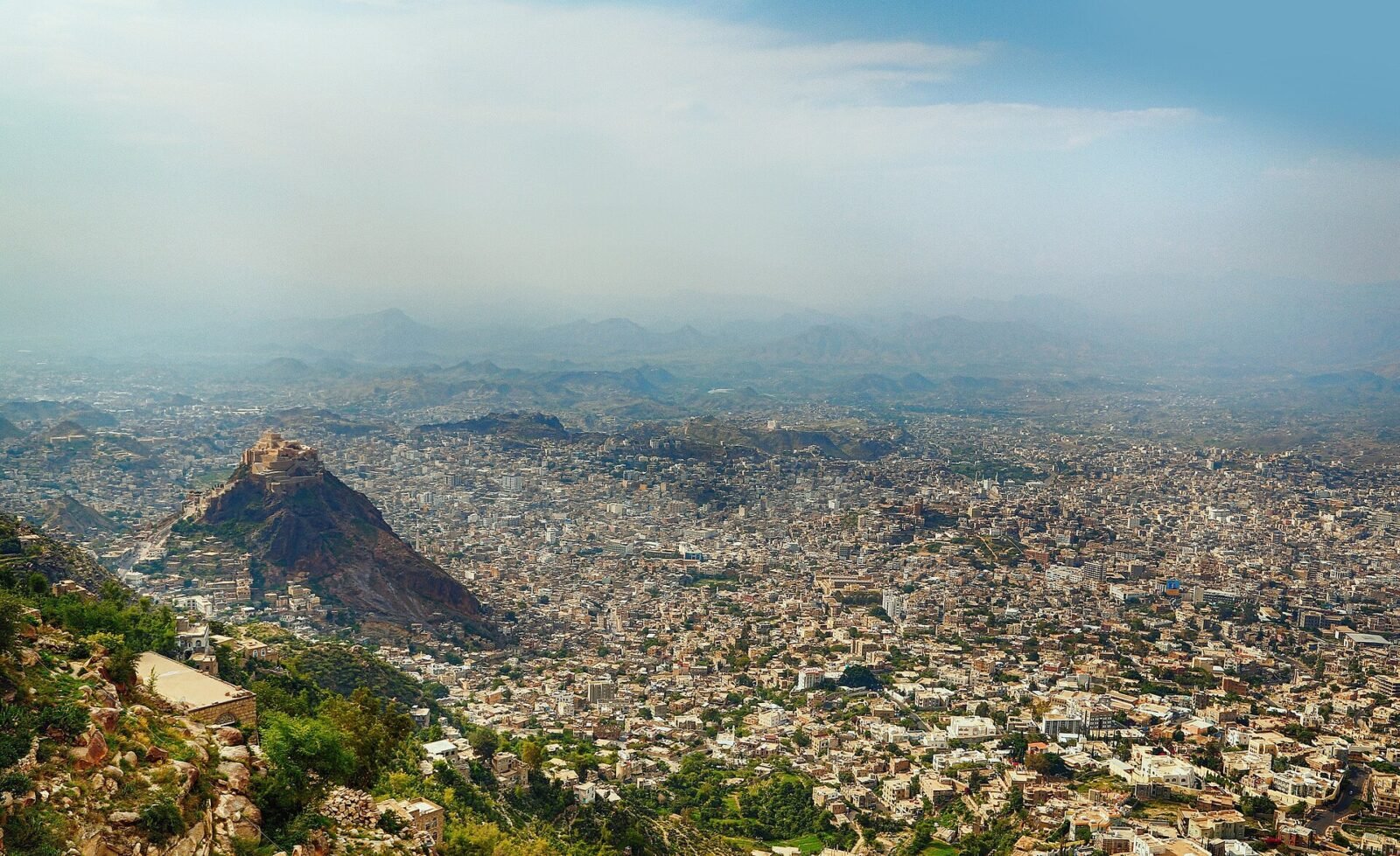 فائل تصویر: یمن کے شہر تعز کا ایک منظر (تصویر موجودہ لڑائی کی نہیں)
