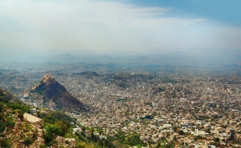 فائل تصویر: یمن کے شہر تعز کا ایک منظر (تصویر موجودہ لڑائی کی نہیں)